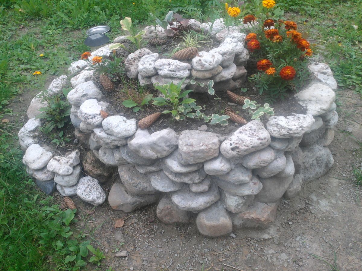 Клумба из камней — варианты дизайна для постройки своими руками (85 фото-идей)