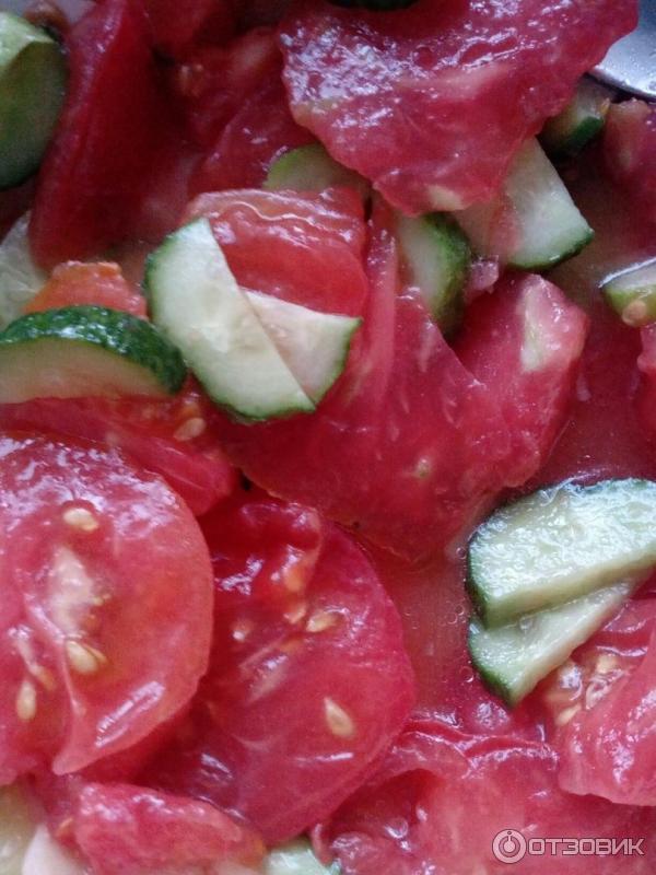 Салат из томатов сорта Малиновый гигант