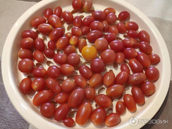 Блюдо с мелкими томатами