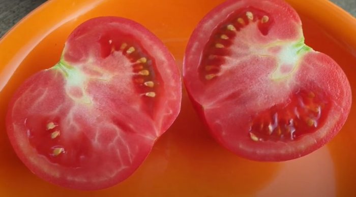 Разрезанные томаты в миске