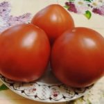 Плоды томата Малиновый богатырь на тарелке