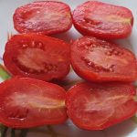 Разрезанные томаты